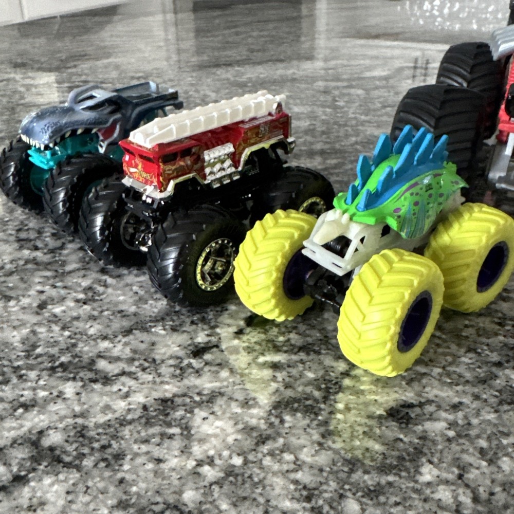 HOT WHEELS 1/24 "BONESHAKER" BLACK/RED MONSTER JAM DIECAST Plus 5 Smaller Trucks - Picture 8 of 12